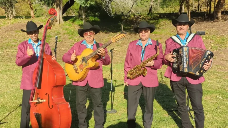 Con Sax y Tololoche buen Grupo Norteño en Los Angeles CA